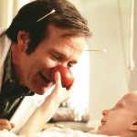 (Película inspirada en el médico estadounidense Hunter Doherty, el doctor de la risoterapia). Los médicos reconocen cada vez más la importancia de la risa como una buena estrategia para promover el bienestar en los pacientes.