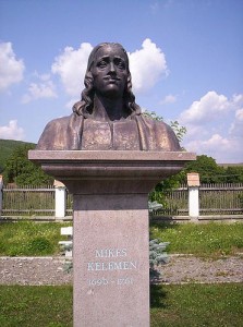 Estatua de Kelemen Mikes (político y escritor húngaro) en su ciudad natal, Zágon.